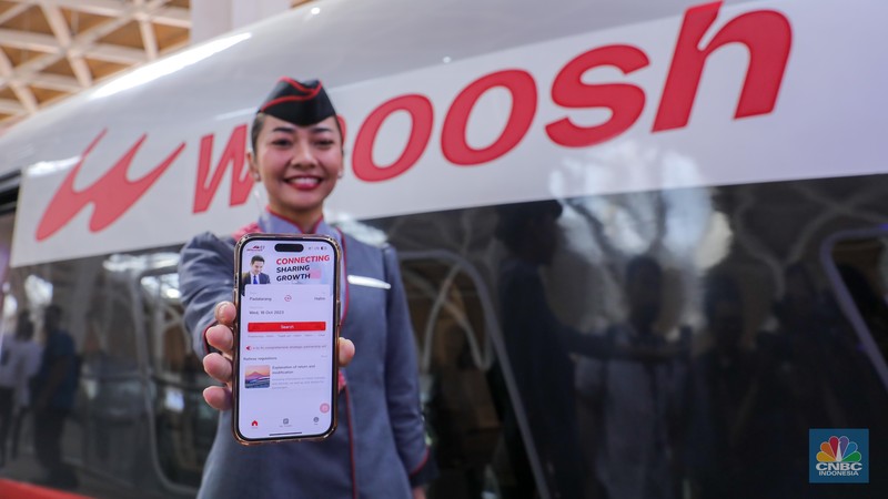 Warga berada di dalam rangkaian Kereta Cepat Whoosh di Stasiun Kereta Cepat Jakarta-Bandung Whoosh Halim, Jakarta (17/10/2023). Warga berada di dalam rangkaian Kereta Cepat Whoosh di Stasiun Kereta Cepat Jakarta-Bandung Whoosh Halim, Jakarta (17/10/2023). (CNBC Indonesia/Faisal Rahman)