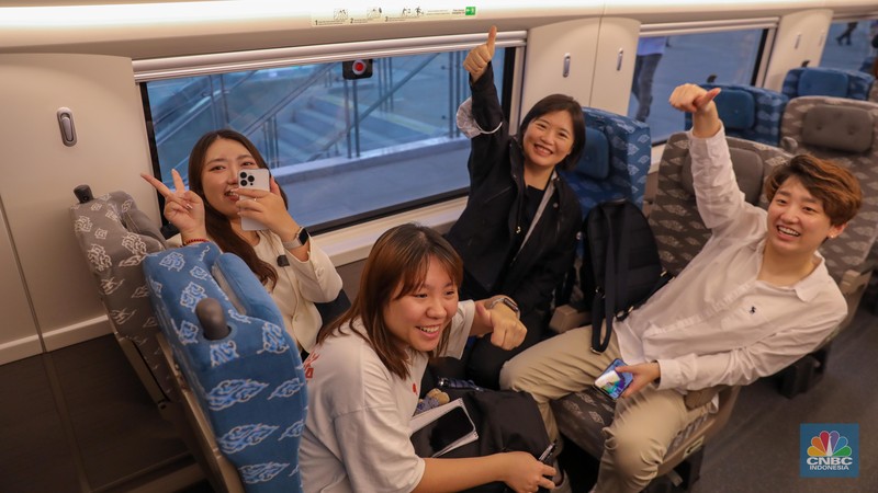 Warga berada di dalam rangkaian Kereta Cepat Whoosh di Stasiun Kereta Cepat Jakarta-Bandung Whoosh Halim, Jakarta (17/10/2023). Warga berada di dalam rangkaian Kereta Cepat Whoosh di Stasiun Kereta Cepat Jakarta-Bandung Whoosh Halim, Jakarta (17/10/2023). (CNBC Indonesia/Faisal Rahman)