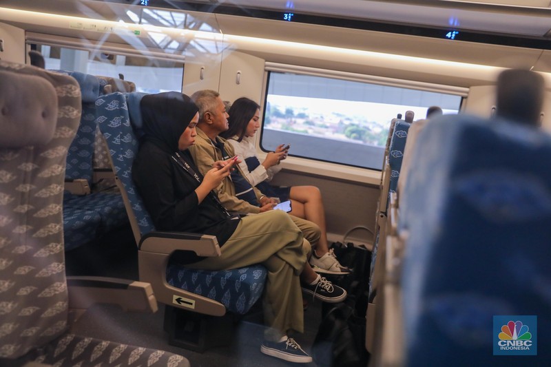 Warga berada di dalam rangkaian Kereta Cepat Whoosh di Stasiun Kereta Cepat Jakarta-Bandung Whoosh Halim, Jakarta (17/10/2023). Warga berada di dalam rangkaian Kereta Cepat Whoosh di Stasiun Kereta Cepat Jakarta-Bandung Whoosh Halim, Jakarta (17/10/2023). (CNBC Indonesia/Faisal Rahman)