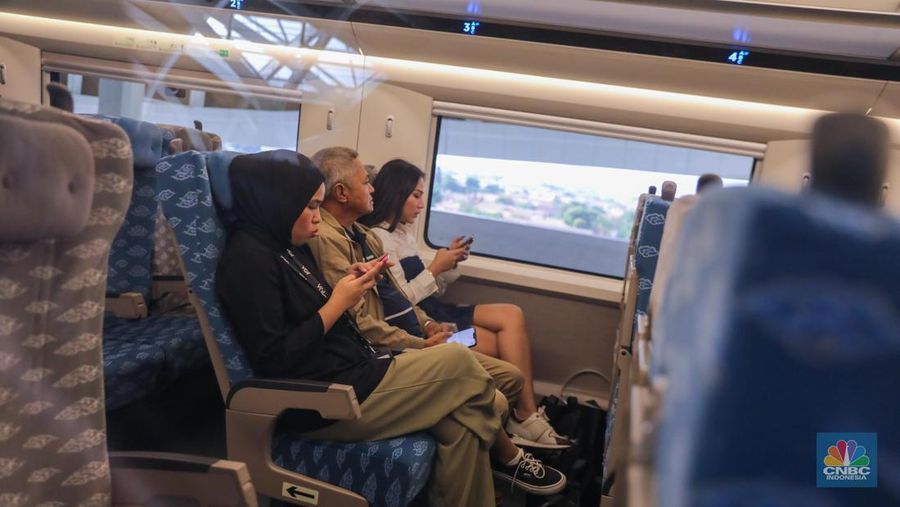 Warga berada di dalam rangkaian Kereta Cepat Whoosh di Stasiun Kereta Cepat Jakarta-Bandung Whoosh Halim, Jakarta (17/10/2023). (CNBC Indonesia/Faisal Rahman)