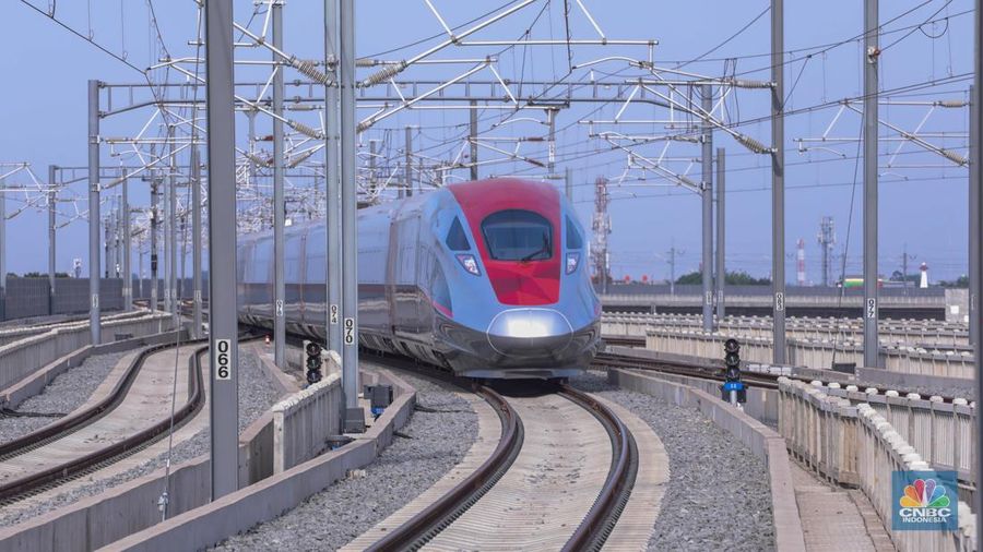 Warga berada di dalam rangkaian Kereta Cepat Whoosh di Stasiun Kereta Cepat Jakarta-Bandung Whoosh Halim, Jakarta (17/10/2023). (²©²ÊÍøÕ¾/Faisal Rahman)