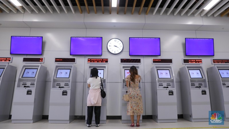 Warga berada di dalam rangkaian Kereta Cepat Whoosh di Stasiun Kereta Cepat Jakarta-Bandung Whoosh Halim, Jakarta (17/10/2023). Warga berada di dalam rangkaian Kereta Cepat Whoosh di Stasiun Kereta Cepat Jakarta-Bandung Whoosh Halim, Jakarta (17/10/2023). (CNBC Indonesia/Faisal Rahman)