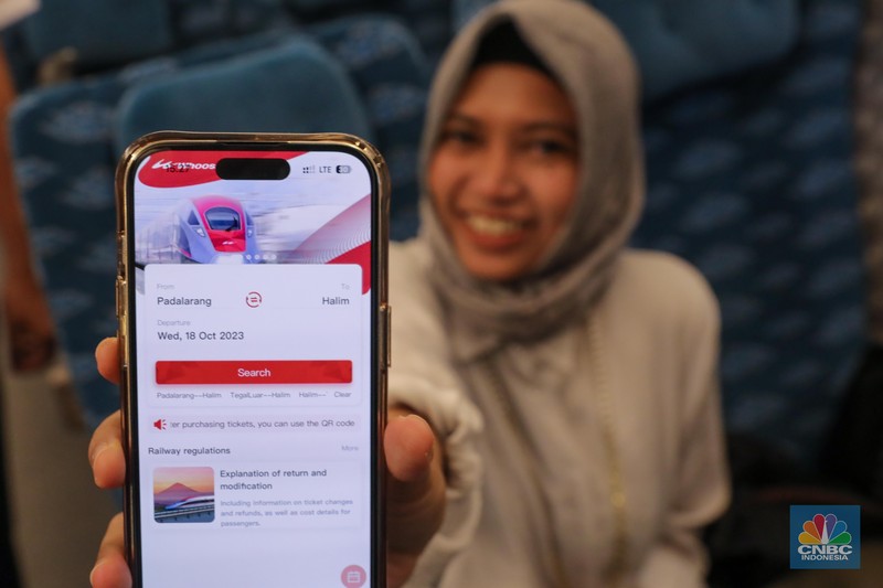 Warga berada di dalam rangkaian Kereta Cepat Whoosh di Stasiun Kereta Cepat Jakarta-Bandung Whoosh Halim, Jakarta (17/10/2023). Warga berada di dalam rangkaian Kereta Cepat Whoosh di Stasiun Kereta Cepat Jakarta-Bandung Whoosh Halim, Jakarta (17/10/2023). (CNBC Indonesia/Faisal Rahman)