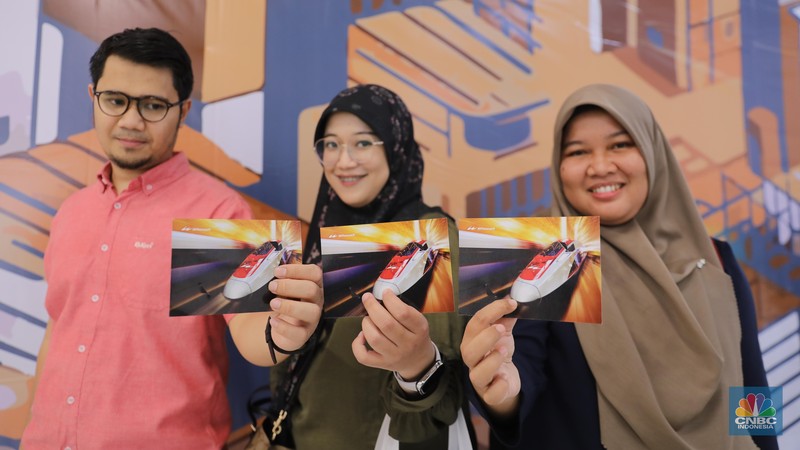 Warga berada di dalam rangkaian Kereta Cepat Whoosh di Stasiun Kereta Cepat Jakarta-Bandung Whoosh Halim, Jakarta (17/10/2023). Warga berada di dalam rangkaian Kereta Cepat Whoosh di Stasiun Kereta Cepat Jakarta-Bandung Whoosh Halim, Jakarta (17/10/2023). (CNBC Indonesia/Faisal Rahman)