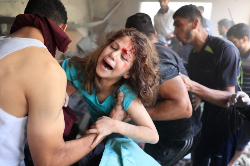 Orang-orang berkumpul saat warga Palestina berupaya mengeluarkan korban dari bawah reruntuhan rumah yang hancur akibat serangan Israel, di Khan Younis di selatan Jalur Gaza 17 Oktober 2023. (REUTERS/Ahmed Zakot) Orang-orang berkumpul saat warga Palestina berupaya mengeluarkan korban dari bawah reruntuhan rumah yang hancur akibat serangan Israel, di Khan Younis di selatan Jalur Gaza 17 Oktober 2023. (REUTERS/Ahmed Zakot)