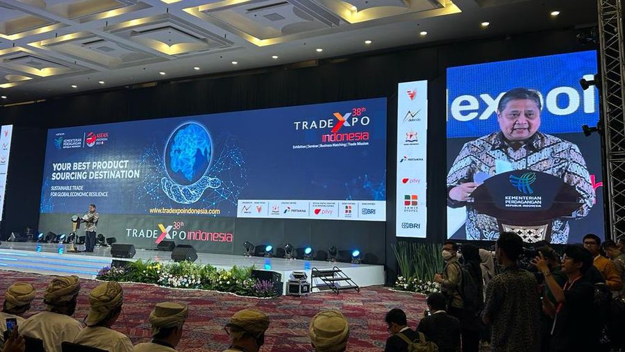 Airlangga Hartanto dalam acara Trade Expo Indonesia (TEI) ke-38 yang diselenggarakan di Indonesia Convention Exhibition (ICE), Bumi Serpong Damai City (BSD City), Tangerang, Banten, Rabu (18/10/2023).