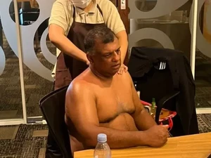 Bos AirAsia Tony Fernandes Akhirnya Buka Suara soal Foto Pijat saat Meeting!