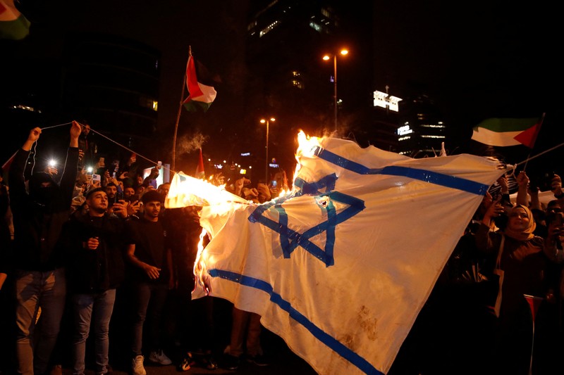 Demonstran pro-Palestina protes di Konsulat Israel di Istanbul, Turki (18/10/2023). Ratusan warga Palestina tewas dalam ledakan di rumah sakit Al-Ahli di Gaza imas serangan udara Israel. (AP Photo/Emrah Gurel) Demonstran pro-Palestina protes di Konsulat Israel di Istanbul, Turki (18/10/2023). Ratusan warga Palestina tewas dalam ledakan di rumah sakit Al-Ahli di Gaza imas serangan udara Israel. (AP Photo/Emrah Gurel)