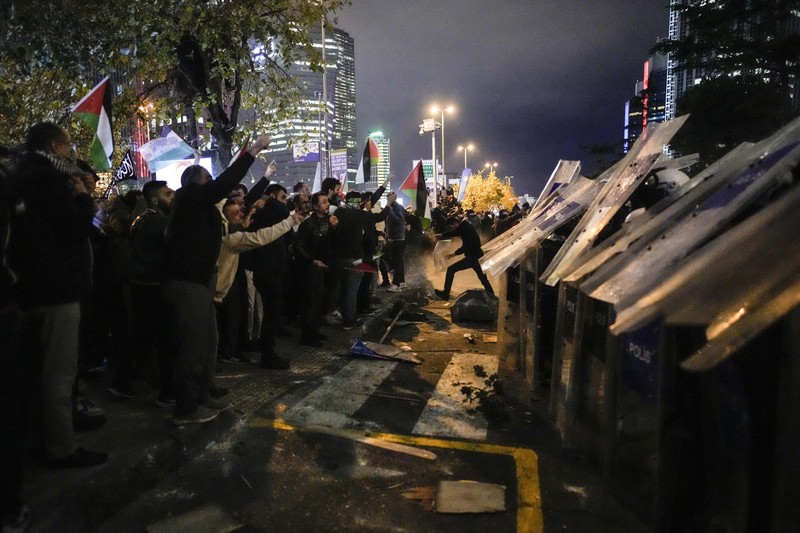 Demonstran pro-Palestina protes di Konsulat Israel di Istanbul, Turki (18/10/2023). Ratusan warga Palestina tewas dalam ledakan di rumah sakit Al-Ahli di Gaza imas serangan udara Israel. (AP Photo/Emrah Gurel) Demonstran pro-Palestina protes di Konsulat Israel di Istanbul, Turki (18/10/2023). Ratusan warga Palestina tewas dalam ledakan di rumah sakit Al-Ahli di Gaza imas serangan udara Israel. (AP Photo/Emrah Gurel)