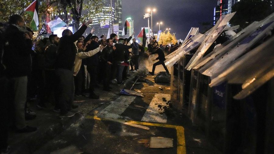 Demonstran pro-Palestina protes di Konsulat Israel di Istanbul, Turki (18/10/2023). Ratusan warga Palestina tewas dalam ledakan di rumah sakit Al-Ahli di Gaza imas serangan udara Israel. (AP Photo/Emrah Gurel)