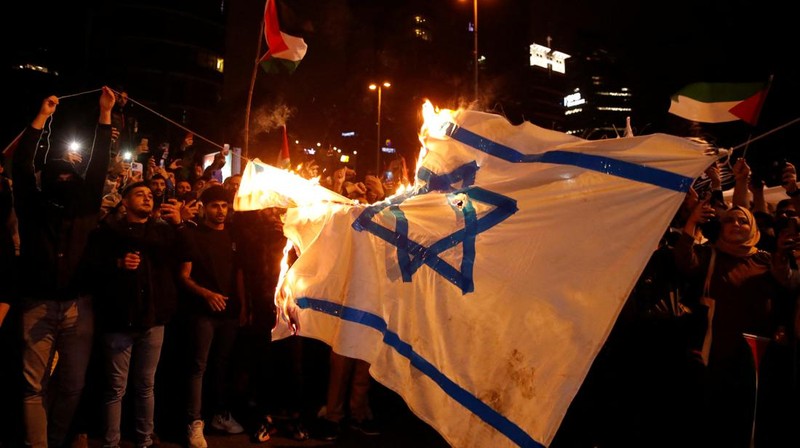 Demonstran pro-Palestina protes di Konsulat Israel di Istanbul, Turki (18/10/2023). Ratusan warga Palestina tewas dalam ledakan di rumah sakit Al-Ahli di Gaza imas serangan udara Israel. (AP Photo/Emrah Gurel)