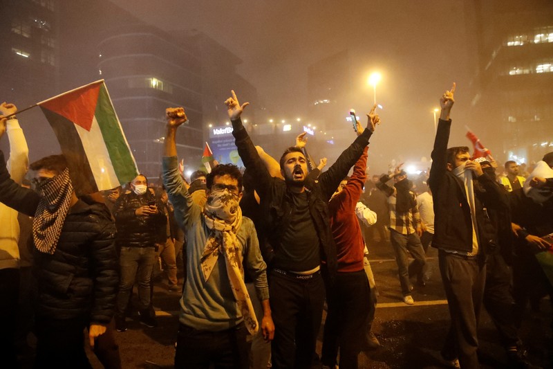 Demonstran pro-Palestina protes di Konsulat Israel di Istanbul, Turki (18/10/2023). Ratusan warga Palestina tewas dalam ledakan di rumah sakit Al-Ahli di Gaza imas serangan udara Israel. (AP Photo/Emrah Gurel)