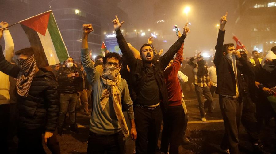 Demonstran pro-Palestina protes di Konsulat Israel di Istanbul, Turki (18/10/2023). Ratusan warga Palestina tewas dalam ledakan di rumah sakit Al-Ahli di Gaza imas serangan udara Israel. (AP Photo/Emrah Gurel)