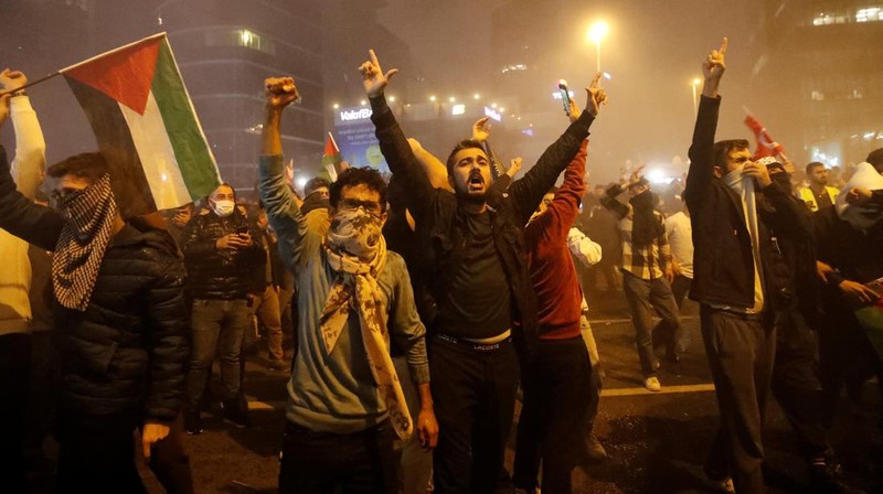 Demonstran pro-Palestina protes di Konsulat Israel di Istanbul, Turki (18/10/2023). Ratusan warga Palestina tewas dalam ledakan di rumah sakit Al-Ahli di Gaza imas serangan udara Israel. (AP Photo/Emrah Gurel)