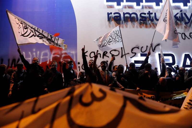 Demonstran pro-Palestina protes di Konsulat Israel di Istanbul, Turki (18/10/2023). Ratusan warga Palestina tewas dalam ledakan di rumah sakit Al-Ahli di Gaza imas serangan udara Israel. (AP Photo/Emrah Gurel) Demonstran pro-Palestina protes di Konsulat Israel di Istanbul, Turki (18/10/2023). Ratusan warga Palestina tewas dalam ledakan di rumah sakit Al-Ahli di Gaza imas serangan udara Israel. (AP Photo/Emrah Gurel)