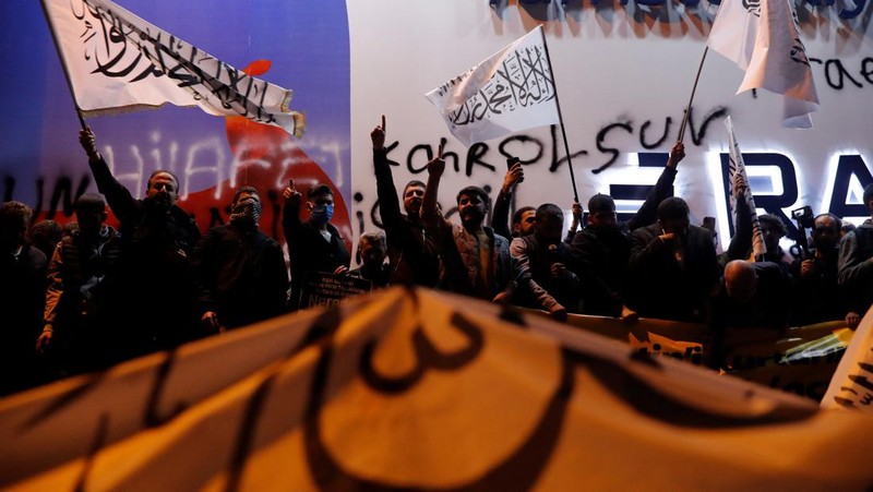 Demonstran pro-Palestina protes di Konsulat Israel di Istanbul, Turki (18/10/2023). Ratusan warga Palestina tewas dalam ledakan di rumah sakit Al-Ahli di Gaza imas serangan udara Israel. (AP Photo/Emrah Gurel)