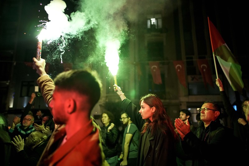 Demonstran pro-Palestina protes di Konsulat Israel di Istanbul, Turki (18/10/2023). Ratusan warga Palestina tewas dalam ledakan di rumah sakit Al-Ahli di Gaza imas serangan udara Israel. (AP Photo/Emrah Gurel) Demonstran pro-Palestina protes di Konsulat Israel di Istanbul, Turki (18/10/2023). Ratusan warga Palestina tewas dalam ledakan di rumah sakit Al-Ahli di Gaza imas serangan udara Israel. (AP Photo/Emrah Gurel)