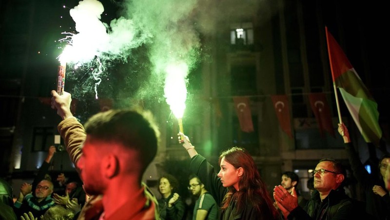 Demonstran pro-Palestina protes di Konsulat Israel di Istanbul, Turki (18/10/2023). Ratusan warga Palestina tewas dalam ledakan di rumah sakit Al-Ahli di Gaza imas serangan udara Israel. (AP Photo/Emrah Gurel)