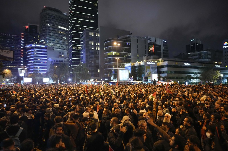 Demonstran pro-Palestina protes di Konsulat Israel di Istanbul, Turki (18/10/2023). Ratusan warga Palestina tewas dalam ledakan di rumah sakit Al-Ahli di Gaza imas serangan udara Israel. (AP Photo/Emrah Gurel) Demonstran pro-Palestina protes di Konsulat Israel di Istanbul, Turki (18/10/2023). Ratusan warga Palestina tewas dalam ledakan di rumah sakit Al-Ahli di Gaza imas serangan udara Israel. (AP Photo/Emrah Gurel)