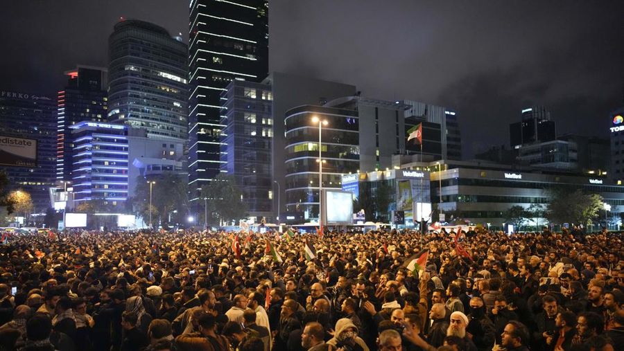 Demonstran pro-Palestina protes di Konsulat Israel di Istanbul, Turki (18/10/2023). Ratusan warga Palestina tewas dalam ledakan di rumah sakit Al-Ahli di Gaza imas serangan udara Israel. (AP Photo/Emrah Gurel)