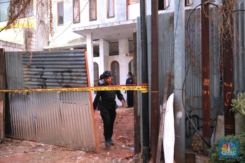 Gegana melewati batas garis polisi di lokasi ledakan diduga bom di sebuah rumah kosong di Setiabudi, Jakarta Selatan, Rabu, (18/10/2023). Gegana melewati batas garis polisi di lokasi ledakan diduga bom di sebuah rumah kosong di Setiabudi, Jakarta Selatan, Rabu, (18/10/2023). (CNBC Indonesia/Muhammad Sabki)