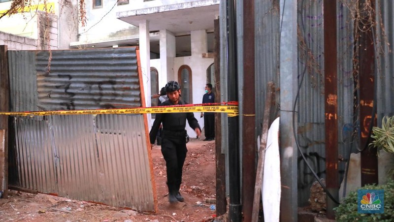 Gegana melewati batas garis polisi di lokasi ledakan diduga bom di sebuah rumah kosong di Setiabudi, Jakarta Selatan, Rabu, (18/10/2023). (CNBC Indonesia/Muhammad Sabki)