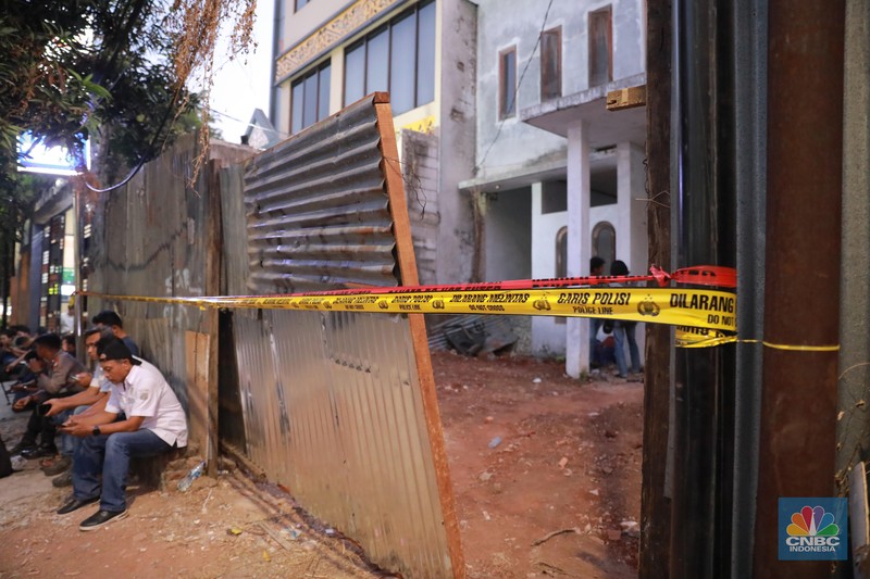 Gegana melewati batas garis polisi di lokasi ledakan diduga bom di sebuah rumah kosong di Setiabudi, Jakarta Selatan, Rabu, (18/10/2023). Gegana melewati batas garis polisi di lokasi ledakan diduga bom di sebuah rumah kosong di Setiabudi, Jakarta Selatan, Rabu, (18/10/2023). (CNBC Indonesia/Muhammad Sabki)
