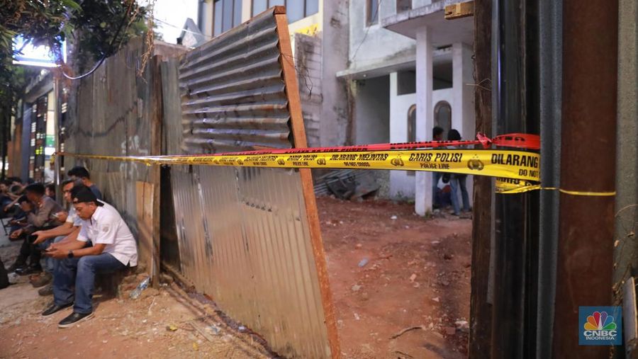 Gegana melewati batas garis polisi di lokasi ledakan diduga bom di sebuah rumah kosong di Setiabudi, Jakarta Selatan, Rabu, (18/10/2023). (CNBC Indonesia/Muhammad Sabki)
