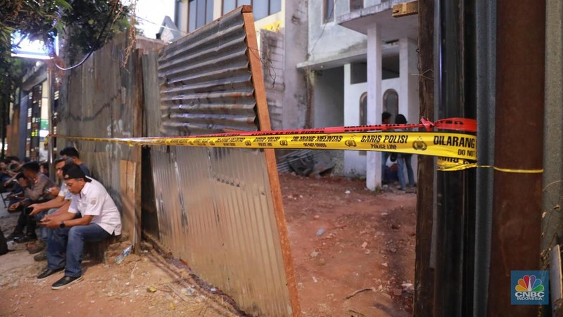 Gegana melewati batas garis polisi di lokasi ledakan diduga bom di sebuah rumah kosong di Setiabudi, Jakarta Selatan, Rabu, (18/10/2023). (CNBC Indonesia/Muhammad Sabki)