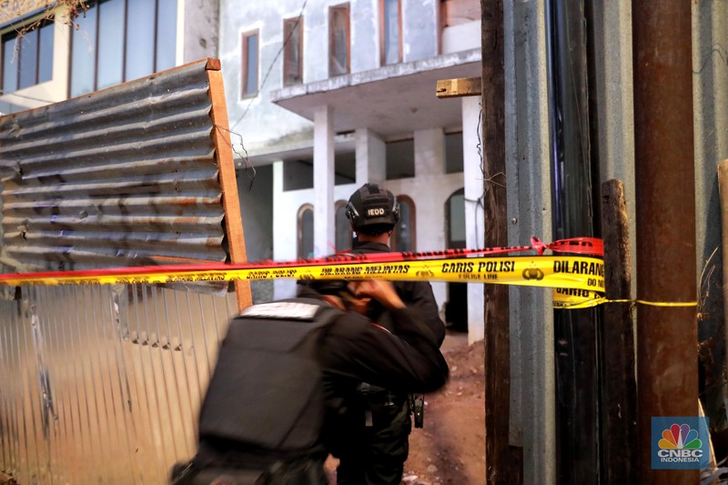 Gegana melewati batas garis polisi di lokasi ledakan diduga bom di sebuah rumah kosong di Setiabudi, Jakarta Selatan, Rabu, (18/10/2023). Gegana melewati batas garis polisi di lokasi ledakan diduga bom di sebuah rumah kosong di Setiabudi, Jakarta Selatan, Rabu, (18/10/2023). (CNBC Indonesia/Muhammad Sabki)