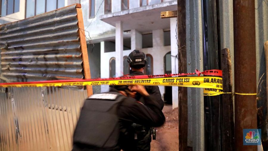 Gegana melewati batas garis polisi di lokasi ledakan diduga bom di sebuah rumah kosong di Setiabudi, Jakarta Selatan, Rabu, (18/10/2023). (CNBC Indonesia/Muhammad Sabki)