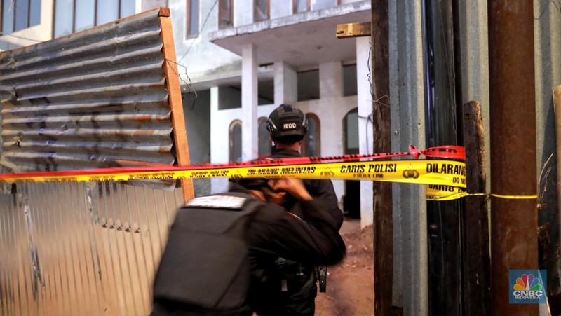 Gegana melewati batas garis polisi di lokasi ledakan diduga bom di sebuah rumah kosong di Setiabudi, Jakarta Selatan, Rabu, (18/10/2023). (CNBC Indonesia/Muhammad Sabki)