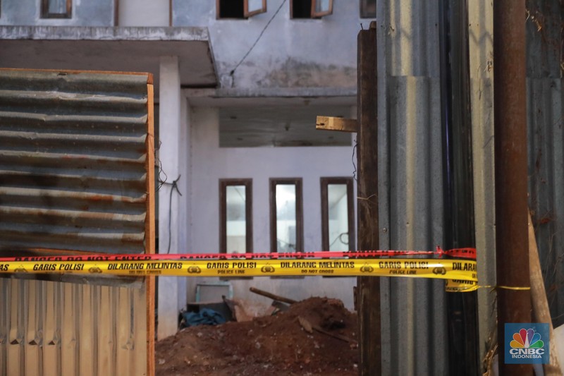 Gegana melewati batas garis polisi di lokasi ledakan diduga bom di sebuah rumah kosong di Setiabudi, Jakarta Selatan, Rabu, (18/10/2023). Gegana melewati batas garis polisi di lokasi ledakan diduga bom di sebuah rumah kosong di Setiabudi, Jakarta Selatan, Rabu, (18/10/2023). (CNBC Indonesia/Muhammad Sabki)