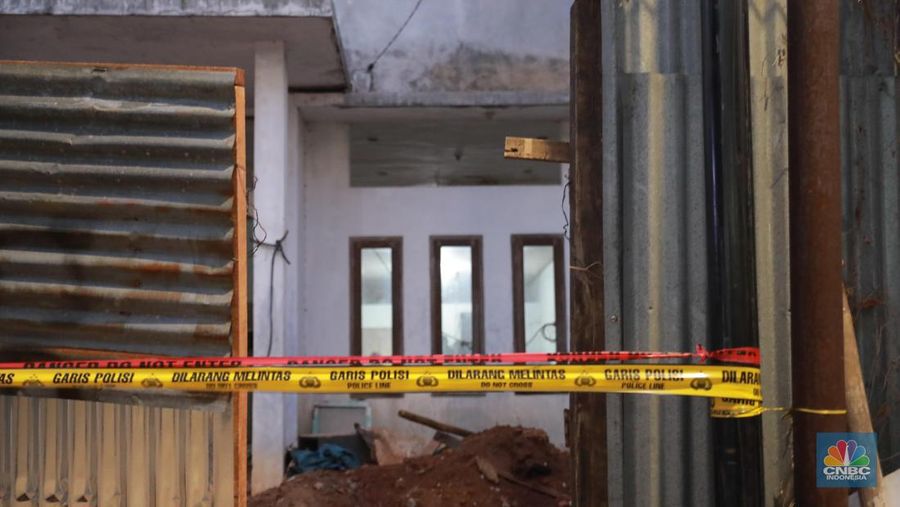 Gegana melewati batas garis polisi di lokasi ledakan diduga bom di sebuah rumah kosong di Setiabudi, Jakarta Selatan, Rabu, (18/10/2023). (CNBC Indonesia/Muhammad Sabki)