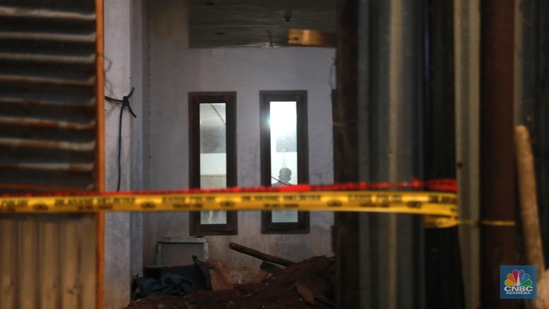 Gegana melewati batas garis polisi di lokasi ledakan diduga bom di sebuah rumah kosong di Setiabudi, Jakarta Selatan, Rabu, (18/10/2023). (CNBC Indonesia/Muhammad Sabki)