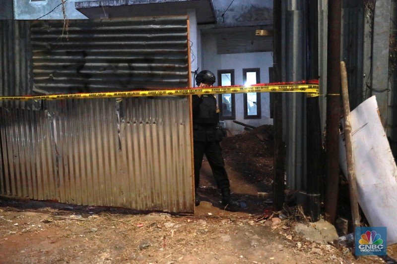 Gegana melewati batas garis polisi di lokasi ledakan diduga bom di sebuah rumah kosong di Setiabudi, Jakarta Selatan, Rabu, (18/10/2023). Gegana melewati batas garis polisi di lokasi ledakan diduga bom di sebuah rumah kosong di Setiabudi, Jakarta Selatan, Rabu, (18/10/2023). (CNBC Indonesia/Muhammad Sabki)