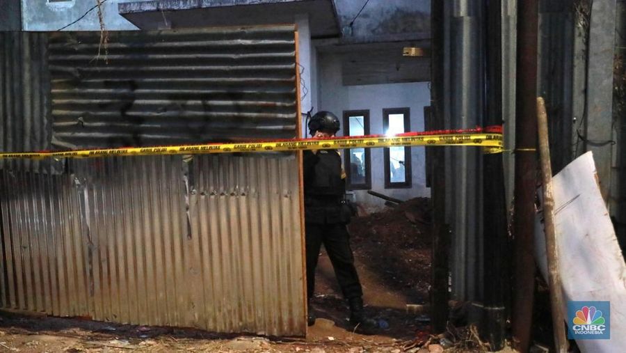 Gegana melewati batas garis polisi di lokasi ledakan diduga bom di sebuah rumah kosong di Setiabudi, Jakarta Selatan, Rabu, (18/10/2023). (CNBC Indonesia/Muhammad Sabki)