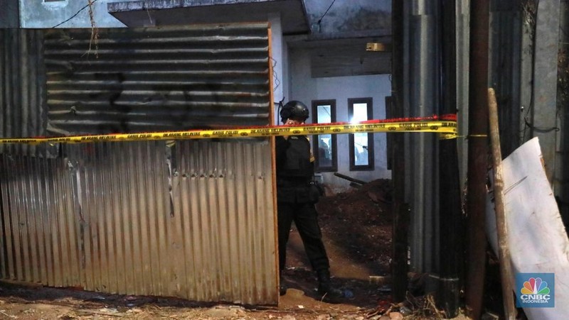 Gegana melewati batas garis polisi di lokasi ledakan diduga bom di sebuah rumah kosong di Setiabudi, Jakarta Selatan, Rabu, (18/10/2023). (CNBC Indonesia/Muhammad Sabki)