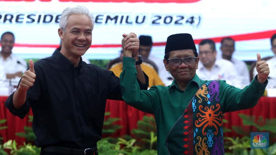 Mahfud Mahmodin (Mahfud MD) sebagai calon wakil presiden pendamping calon presiden Ganjar Pranowo pada Pemilihan Umum Presiden dan Wakil Presiden 2024 di Gedung DPP PDIP, Jakarta, Rabu (18/10/2023). (CNBC Indonesia/Pool)