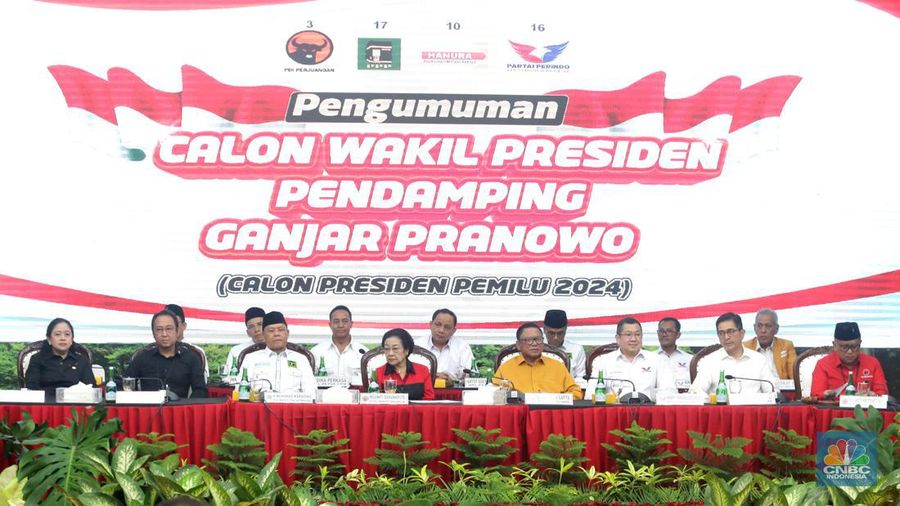 Mahfud Mahmodin (Mahfud MD) sebagai calon wakil presiden pendamping calon presiden Ganjar Pranowo pada Pemilihan Umum Presiden dan Wakil Presiden 2024 di Gedung DPP PDIP, Jakarta, Rabu (18/10/2023). (CNBC Indonesia/Pool)