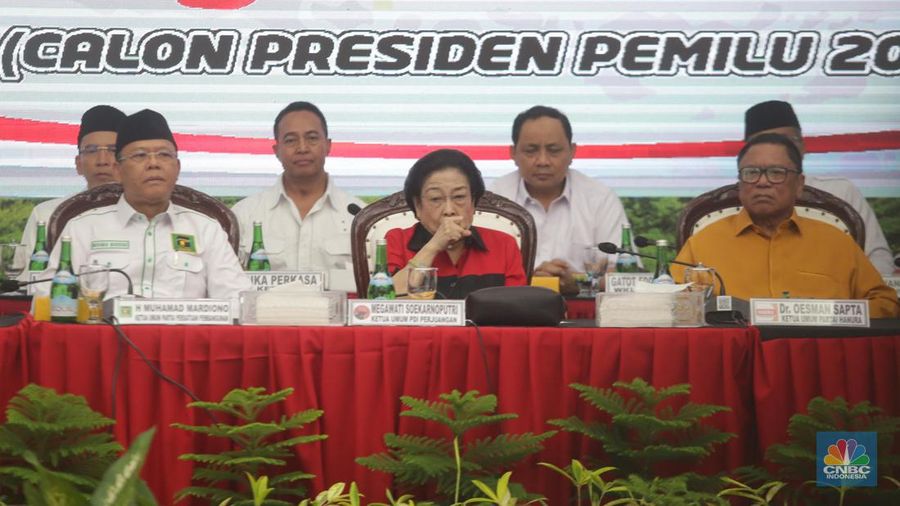 Mahfud Mahmodin (Mahfud MD) sebagai calon wakil presiden pendamping calon presiden Ganjar Pranowo pada Pemilihan Umum Presiden dan Wakil Presiden 2024 di Gedung DPP PDIP, Jakarta, Rabu (18/10/2023). (CNBC Indonesia/Pool)