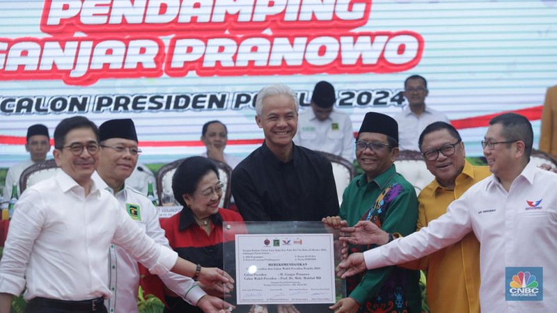Mahfud Mahmodin (Mahfud MD) sebagai calon wakil presiden pendamping calon presiden Ganjar Pranowo pada Pemilihan Umum Presiden dan Wakil Presiden 2024 di Gedung DPP PDIP, Jakarta, Rabu (18/10/2023). (CNBC Indonesia/Pool)