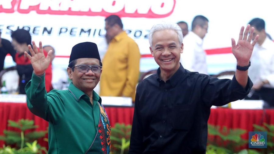 Mahfud Mahmodin (Mahfud MD) sebagai calon wakil presiden pendamping calon presiden Ganjar Pranowo pada Pemilihan Umum Presiden dan Wakil Presiden 2024 di Gedung DPP PDIP, Jakarta, Rabu (18/10/2023). (CNBC Indonesia/Pool)