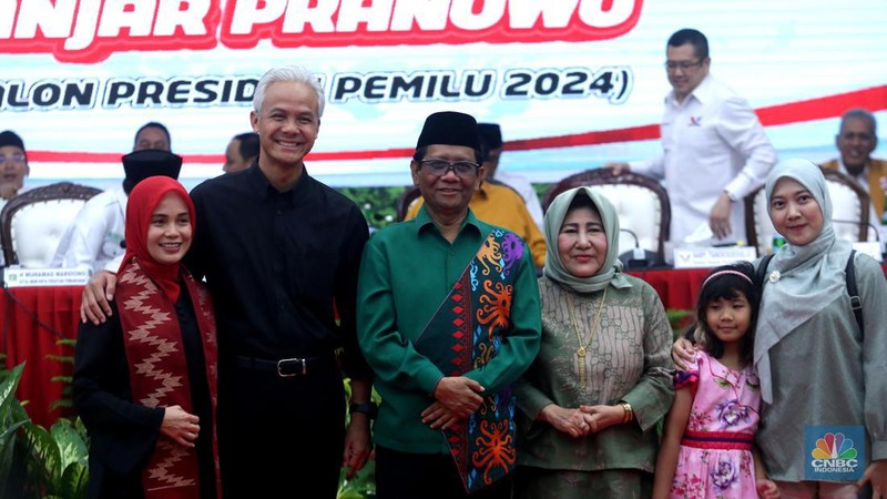 Mahfud Mahmodin (Mahfud MD) sebagai calon wakil presiden pendamping calon presiden Ganjar Pranowo pada Pemilihan Umum Presiden dan Wakil Presiden 2024 di Gedung DPP PDIP, Jakarta, Rabu (18/10/2023). (CNBC Indonesia/Pool)