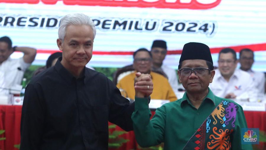 Mahfud Mahmodin (Mahfud MD) sebagai calon wakil presiden pendamping calon presiden Ganjar Pranowo pada Pemilihan Umum Presiden dan Wakil Presiden 2024 di Gedung DPP PDIP, Jakarta, Rabu (18/10/2023). (CNBC Indonesia/Pool)