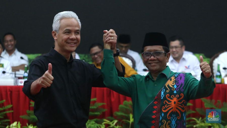 Mahfud Mahmodin (Mahfud MD) sebagai calon wakil presiden pendamping calon presiden Ganjar Pranowo pada Pemilihan Umum Presiden dan Wakil Presiden 2024 di Gedung DPP PDIP, Jakarta, Rabu (18/10/2023). (CNBC Indonesia/Pool)