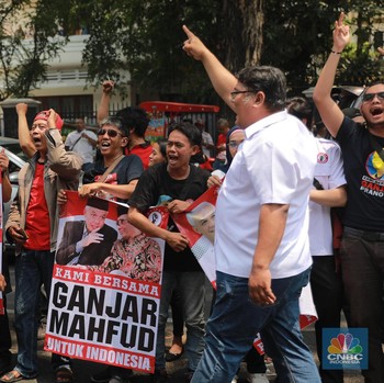 Penampakan Massa Pendukung Ganjar-Mahfud di Depan Markas PDIP