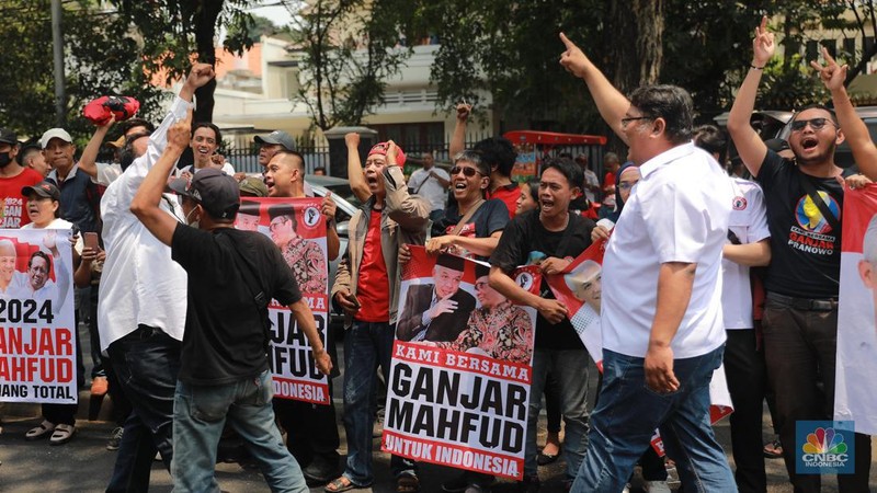 Massa Pendukung Ganjar-Mahfud Bersorak di Depan Markas PDIP, Jakarta, Rabu, (18/10/2023). (CNBC Indonesia/Muhammad Sabki)