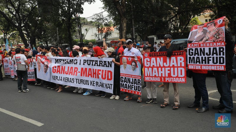 Massa Pendukung Ganjar-Mahfud Bersorak di Depan Markas PDIP, Jakarta, Rabu, (18/10/2023). (CNBC Indonesia/Muhammad Sabki)