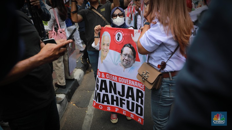 Massa Pendukung Ganjar-Mahfud Bersorak di Depan Markas PDIP, Jakarta, Rabu, (18/10/2023). (CNBC Indonesia/Muhammad Sabki)